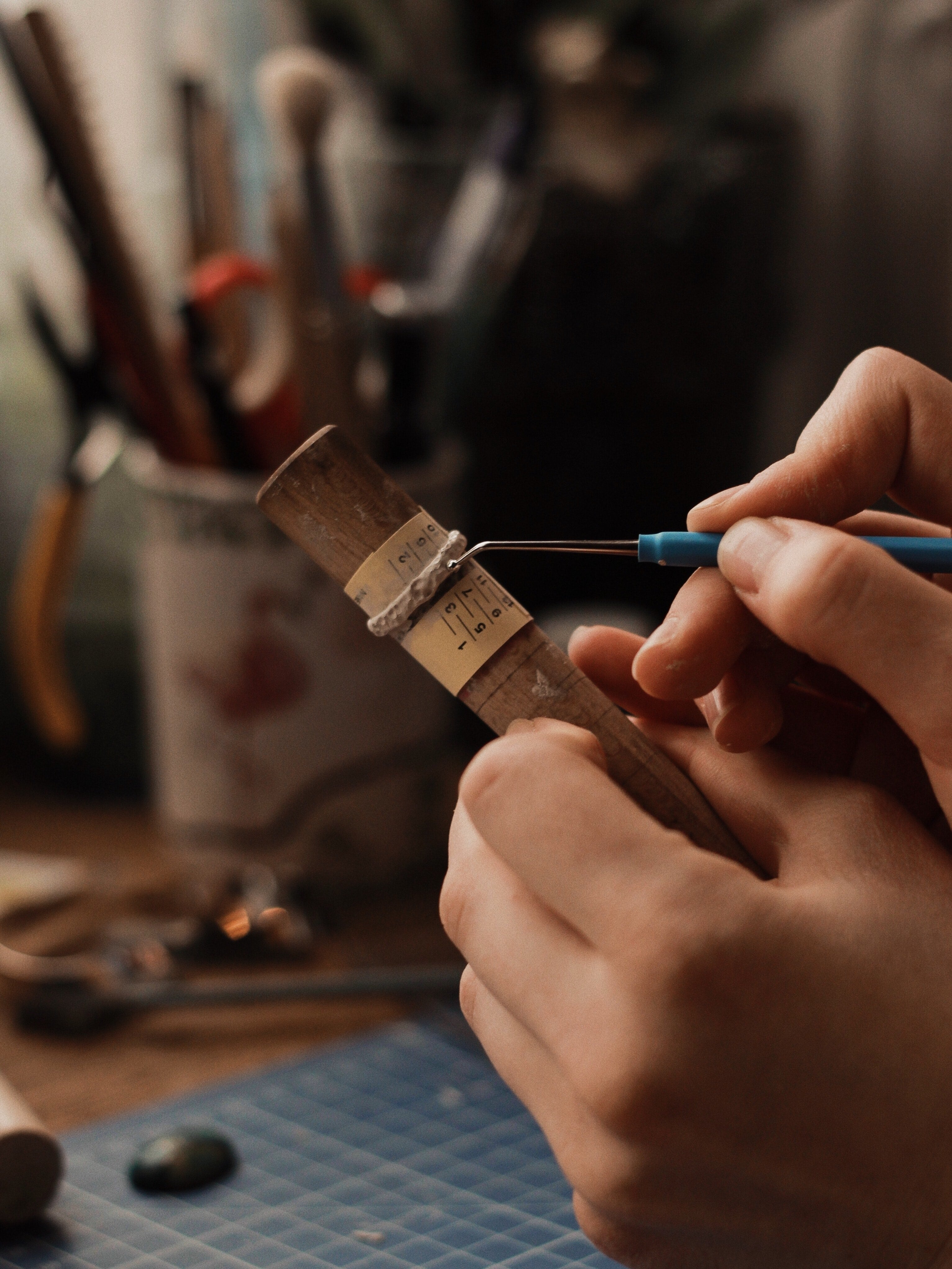 What constitutes well-designed jewelry?